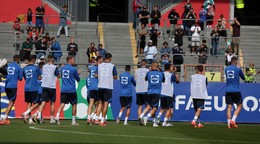 Slovenskí futbalisti zdravia fanúšikov počas prvého tréningu na EURO 2024 v Nemecku.