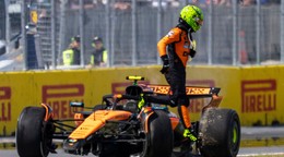 Lando Norris vystupuje z monopostu po kolízii na Veľkej cene Kanady 2025.