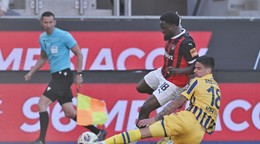 Na snímke vľavo hráč Trnavy Hillary Gong a hráč DAC Alejandro Mendez.