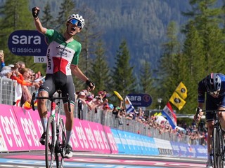 Taliansky majster Filippo Zana zdolal v závere 18. etapy Giro d'Italia Thibauta Pinota. 