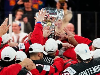 Kanadskí hokejisti sa tešia zo zisku titulu na MS v hokeji 2023.