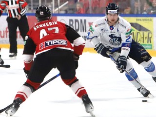 Petr Šenkeřík a Tyler Coulter v zápase 32. kola Tipos extraligy v hokeji mužov HC '05 Banská Bystrica – HK Poprad. 