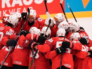 Švajčiarski reprezentanti sa tešia po postupe do semifinále MS v hokeji 2024.