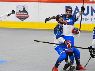 Zľava slovenskí hokejbalisti Libor Teplický, Boris Oravec, Jaroslav Martinusík a Milan Sobol 