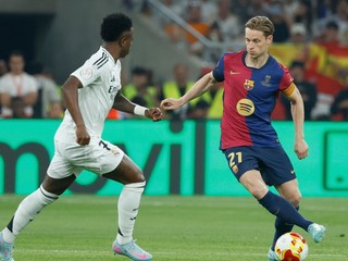 Vpravo Frenkie de Jong a Vinicius Junior v zápase Barcelona - Real Madrid.