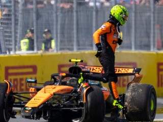 Lando Norris vystupuje z monopostu po kolízii na Veľkej cene Kanady 2025.