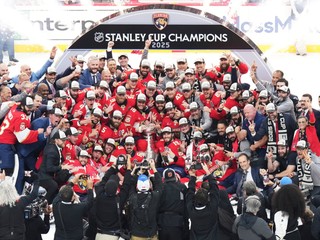 Hokejisti Florida Panthers so Stanleyho pohárom po víťazstve vo finále play-off NHL.