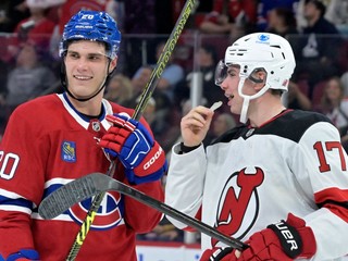 Juraj Slafkovský a Šimon Nemec počas vzájomného zápasu. 