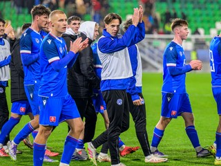 Na snímke futbalisti Slovenska ďakujú fanúšikom po zápase D-skupiny kvalifikácie na Majstrovstvá Európy 2027 hráčov do 21 rokov.