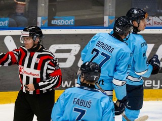 Hokejisti HC slovan Bratislava oslavujú gól počas zápasu 22. kola Tisport ligy HC Slovan Bratislava – HK Dukla Michalovce.