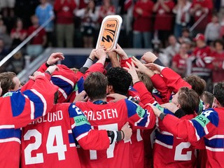 Hokejisti Nórska oslavujú bronzové medaily na MS v hokeji 2026.