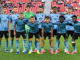 Na snímke základná zostava Slovana pred prvým zápasom 2. predkola Ligy majstrov FC Iberia 1999 Tbilisi - ŠK Slovan Bratislava.