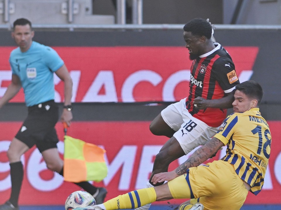 Na snímke vľavo hráč Trnavy Hillary Gong a hráč DAC Alejandro Mendez.