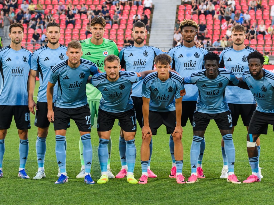 Na snímke základná zostava Slovana pred prvým zápasom 2. predkola Ligy majstrov FC Iberia 1999 Tbilisi - ŠK Slovan Bratislava.