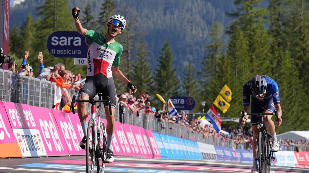 Taliansky majster Filippo Zana zdolal v závere 18. etapy Giro d'Italia Thibauta Pinota. 