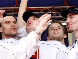 Miroslav Šatan, Richard Lintner, Radoslav Hecl, Radovan Somík a Miroslav Hlinka v Bratislave na oslavách zlatých medailí počas MS 2002.