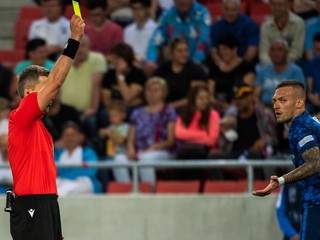 Lukáš Haraslín dostáva žltú kartu v zápase Slovensko - Kazachstan v Lige národov.