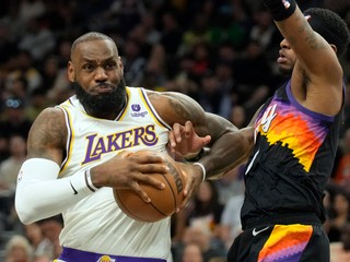 LeBron James (vľavo) v drese Los Angeles Lakers.