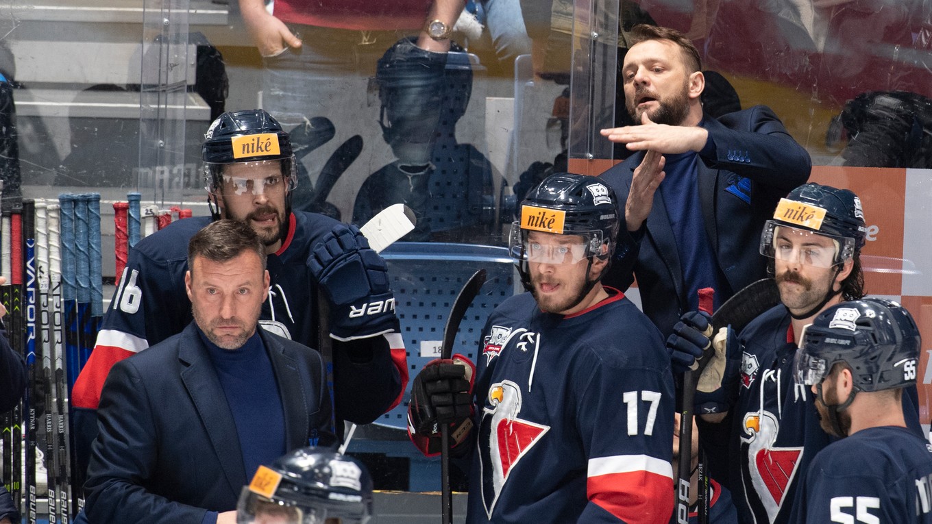 Andrej Podkonický na lavičke HC Slovan Bratislava.