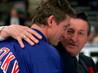 Walter Gretzky a jeho syn Wayne Gretzky.