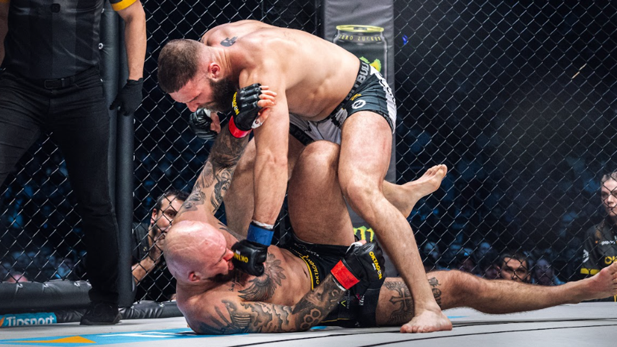 Manning knokautuje Schwindta.