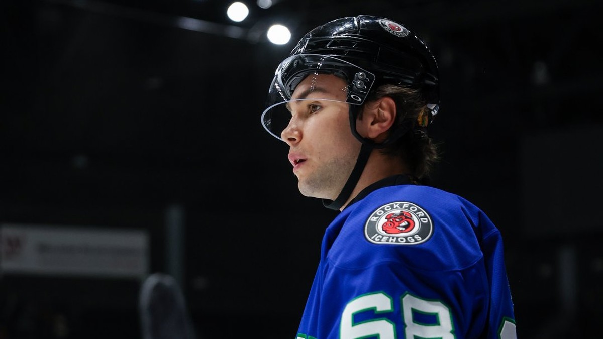 Martin Mišiak v drese Rockfordu IceHogs. 