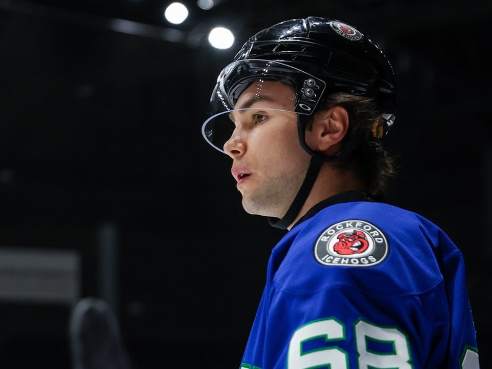 Martin Mišiak v drese Rockfordu IceHogs. 