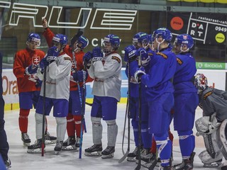 Slovenská hokejová reprezentácia do 20 rokov počas tréningu. 