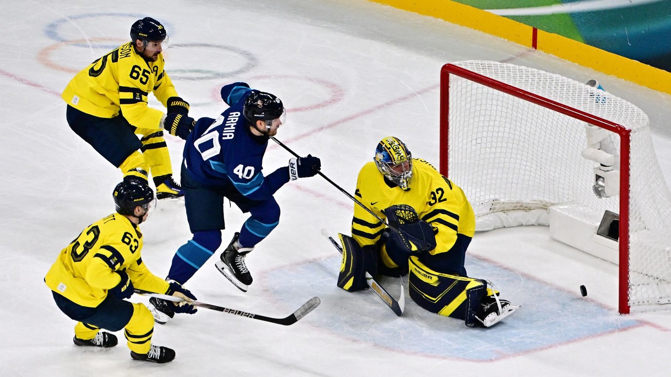Fínsky hokejista Joel Armia strieľa gól v zápase proti Švédsku na ZOH 2026. 