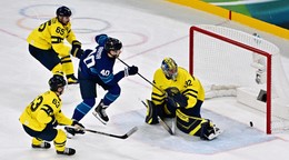 Fínsky hokejista Joel Armia strieľa gól v zápase proti Švédsku na ZOH 2026. 