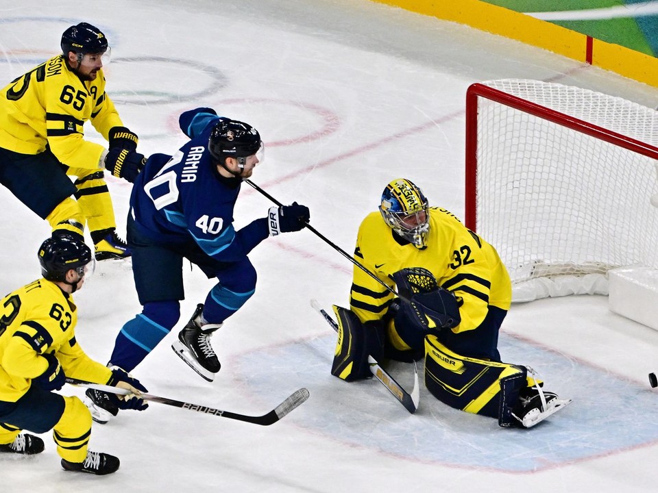Fínsky hokejista Joel Armia strieľa gól v zápase proti Švédsku na ZOH 2026. 