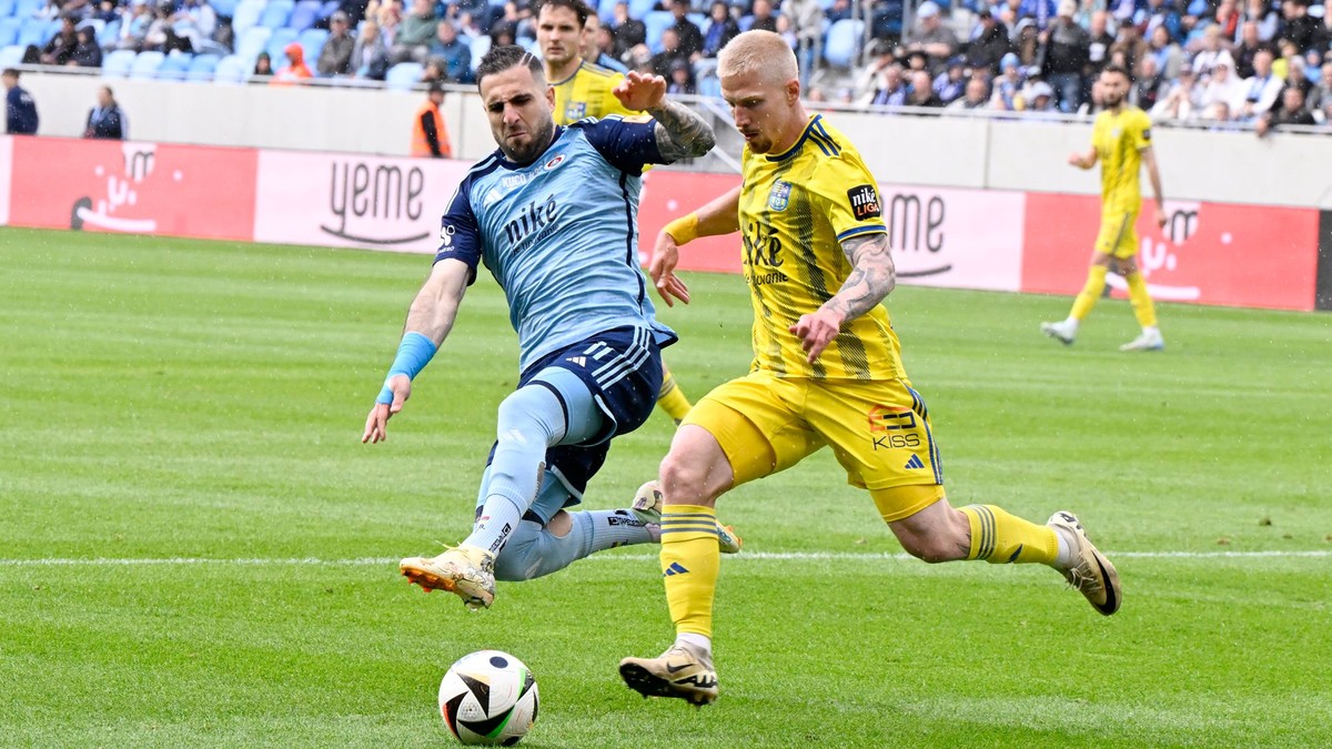 Szilárd Bokros (Košice) a vľavo Tigran Barseghjan (Slovan) v záverečnom 10. kole nadstavbovej časti Niké ligy v skupine o titul.
