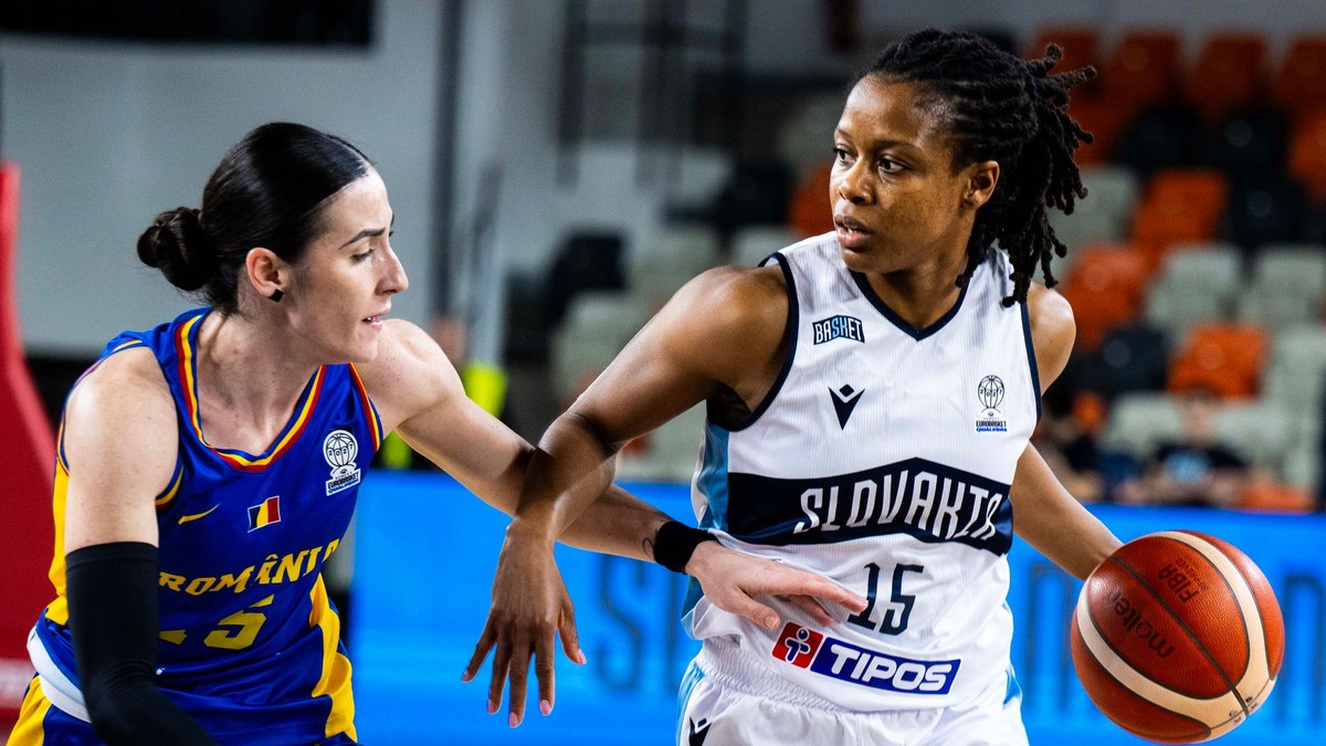Basketbalistka Kyra Lambertová (vpravo) v reprezentačnom drese Slovenska.