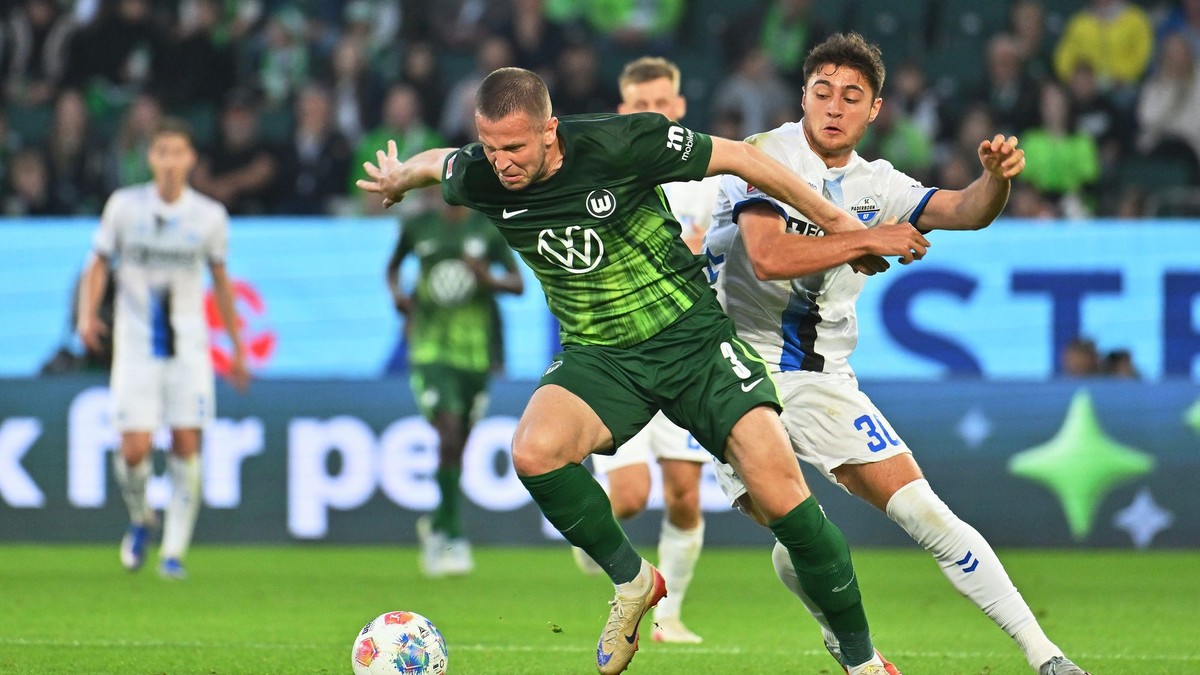 Slovenský hráč Denis Vavro (vľavo) z Wolfsburgu a Stefano Marino z Paderbornu v súboji o loptu.
