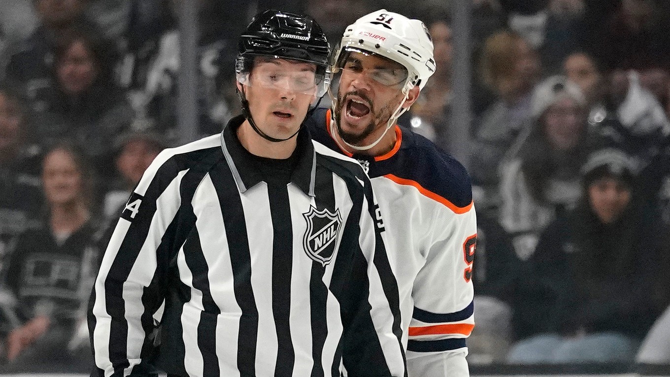 Evander Kane (vpravo) kričí na čiarového rozhodcu Bryana Pancicha (vľavo).