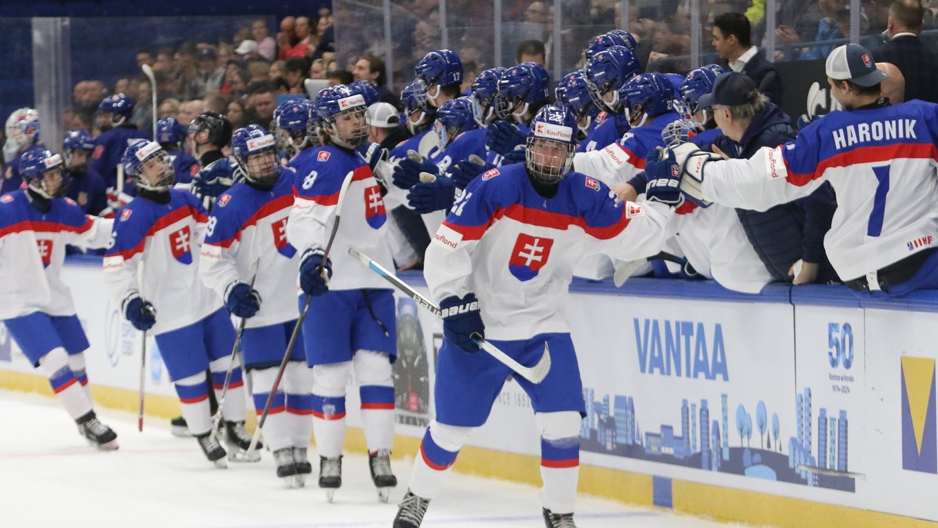 Radosť slovenských hokejistov v semifinálovom zápase Slovensko - USA na MS v hokeji hráčov do 18 rokov.