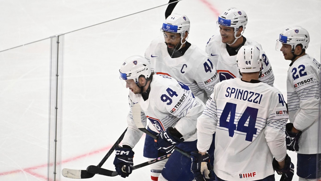Hokejisti Francúzska oslavujú gól počas MS v hokeji 2025.