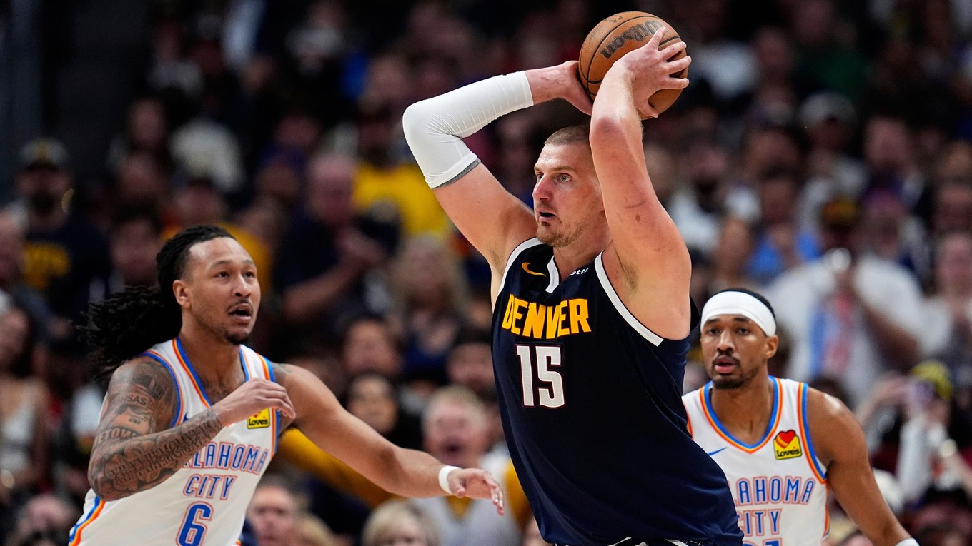 Nikola Jokič (uprostred) z Denveru Nuggets a Jaylin Williams z Oklahoma City