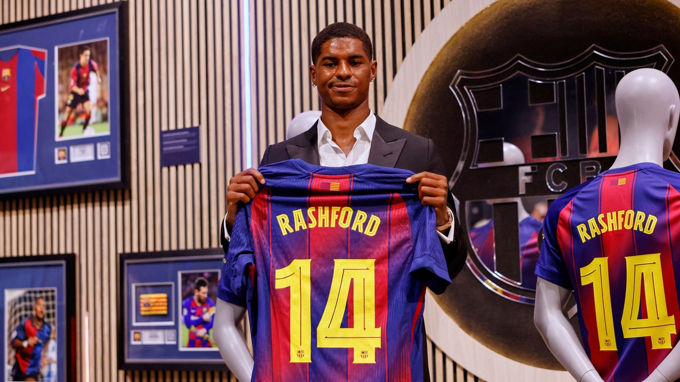 Nová posila FC Barcelona Marcus Rashford pózuje s dresom.