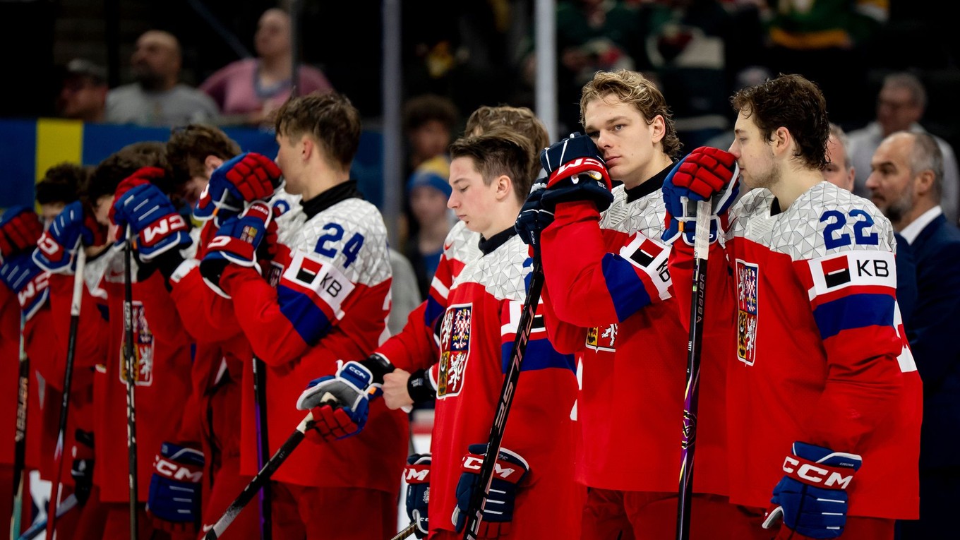 Smutní českí hráči reagujú po prehre so Švédskom 4:2 vo finále na MS hráčov do 20 rokov.