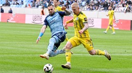 Szilárd Bokros (Košice) a vľavo Tigran Barseghjan (Slovan) v záverečnom 10. kole nadstavbovej časti Niké ligy v skupine o titul.