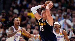 Nikola Jokič (uprostred) z Denveru Nuggets a Jaylin Williams z Oklahoma City