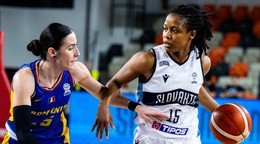 Basketbalistka Kyra Lambertová (vpravo) v reprezentačnom drese Slovenska.