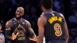 LeBron James (vľavo) a jeho syn Bronny James.