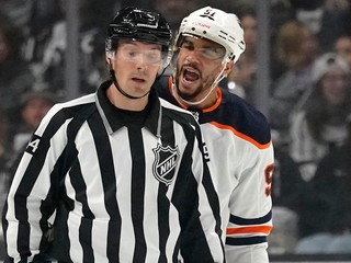 Evander Kane (vpravo) kričí na čiarového rozhodcu Bryana Pancicha (vľavo).