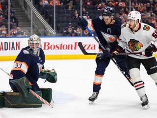 Matthew Berlin v bráne Edmontonu v zápase proti Chicagu.