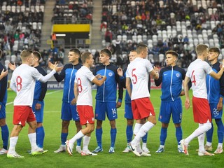 V modrom hráči Slovenska, v bielom hráči Poľska pred futbalovým prípravným zápasom  hráčov do 21 rokov Slovensko - Poľsko.
