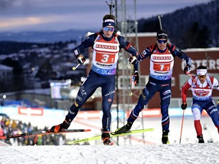 Talian Didier Bionaz a Francúz Quentin Fillon Maillet v zmiešanej štafete vo Švédsku.