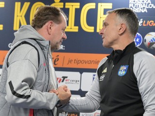 Tréner Vladimír Weiss st. (vľavo) Roman Skuhravý.
