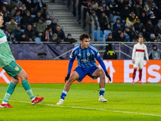 Zľava brankár Alexander Nübel (Stuttgart) a David Strelec (Slovan) počas zápasu ŠK Slovan Bratislava - VfB Stuttgart v 7. kole ligovej fázy Ligy majstrov.